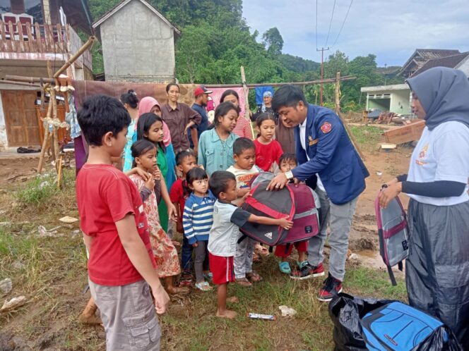 
 Karang Taruna Kecamatan Caringin Salurkan Bantuan untuk Korban Banjir di Kampung Cinitih