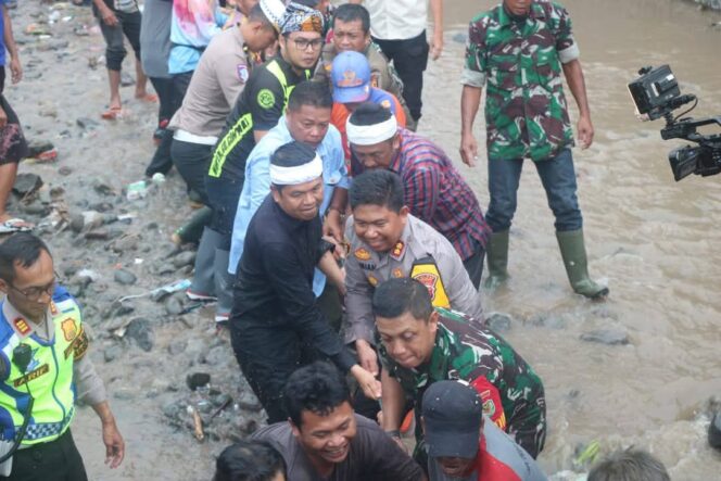 
 Gubernur Jabar dan Bupati Sukabumi Pimpin Aksi Bersih-bersih Sungai Cipalabuan