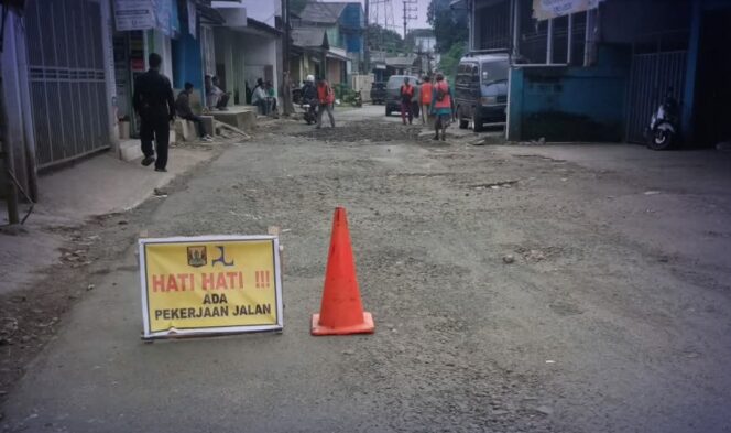 
 Dinas PU Sukabumi Perbaiki Jalan Warung Ceuri-Purwasari, Tingkatkan Keselamatan Pengendara