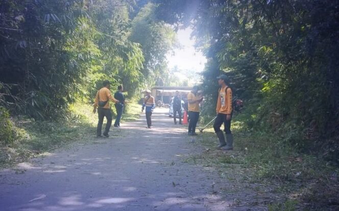 
 Jamin Keselamatan Pengguna Jalan, UPTD PU Jampangtengah Bersihkan Ruas Cikawung-Nyalindung