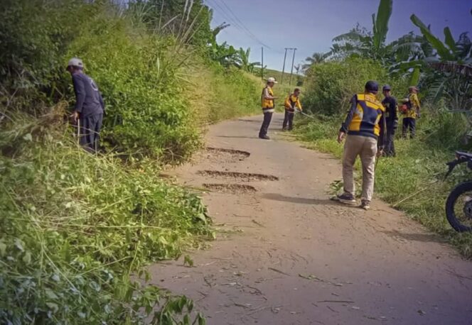 
 Dinas PU Sukabumi Bersihkan Bahu Jalan di Ciemas