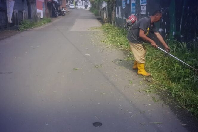 
 UPTD PU Cicurug Jaga Kenyamanan Jalan dengan Pemeliharaan Rutin, Babad Rumput Jadi Prioritas