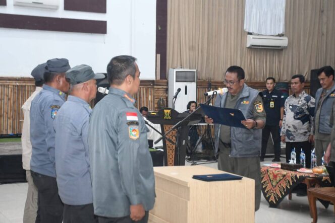 
 Ratusan Ribu Satlinmas Sukabumi Dikukuhkan, Bupati Asep Harap Dapat Perlindungan BPJS Ketenagakerjaan