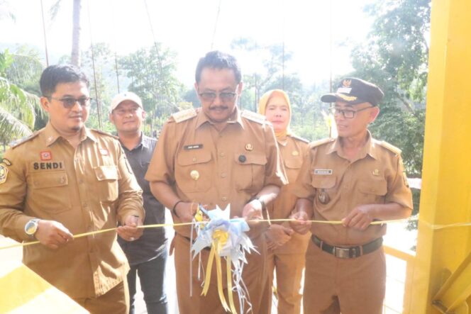 
 Bupati Asjap Resmikan IGD Puskesmas Kalibunder dan Jembatan Gantung Leuwi Reuming
