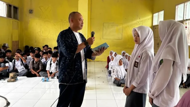 
 GERNAS BBI: DISDAGIN SUKABUMI GEMBLENG SISWA SMK JADI KONSUMEN CERDAS YANG PRIORITASKAN PRODUK LOKAL