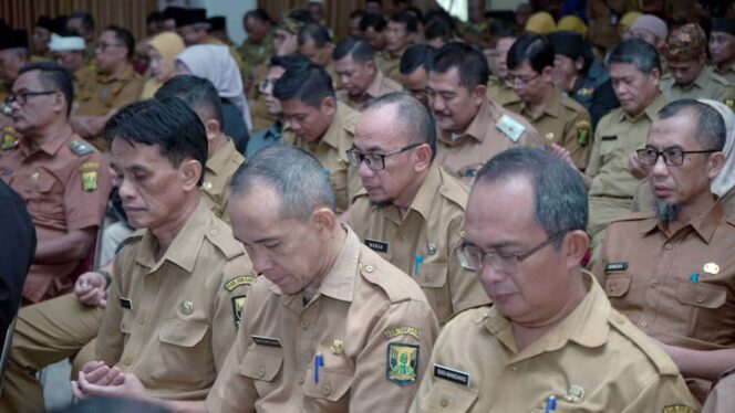 
 JELANG IDULFITRI, BUPATI SUKABUMI MINTA CAMAT SIAGA, DISDAGIN PASTIKAN STABILITAS PERDAGANGAN