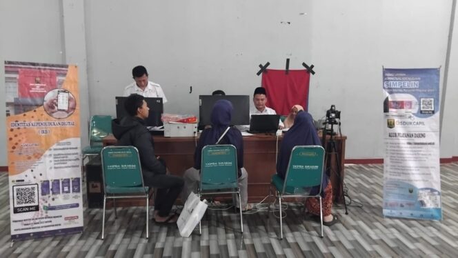 
 DISDUKCAPIL SUKABUMI TETAP BERKONSENTRASI BERI LAYANAN PRIMA, JEMPUT BOLA ADMINDUK SASAR KECAMATAN KADUDAMPIT