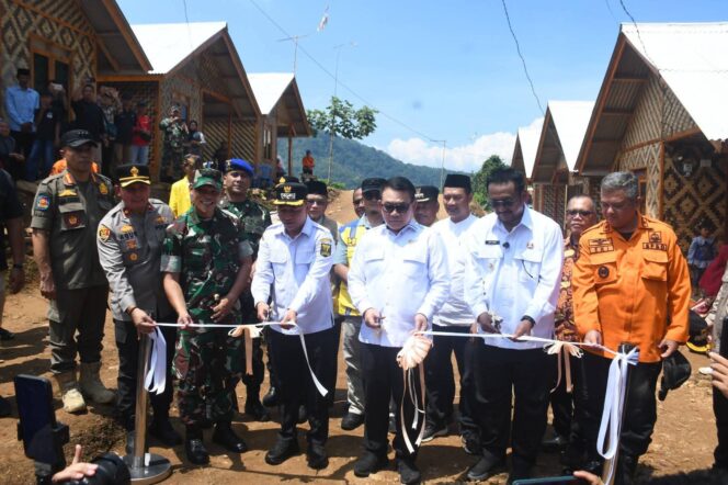 
 BUPATI DAMPINGI PENASIHAT KHUSUS PRESIDEN RESMIKAN HUNTAP ADAPTIF BENCANA DI CISOLOK