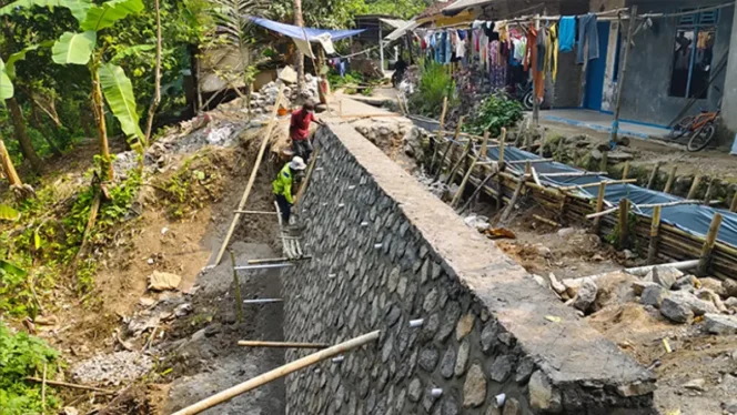 
 DINAS PU KABUPATEN SUKABUMI LAKSANAKAN REHABILITASI IRIGASI CITEPUS, DUKUNG KELANCARAN PASOKAN AIR PERTANIAN