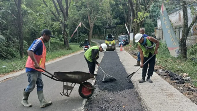 
 DINAS PU KABUPATEN SUKABUMI PERBAIKI JALAN JAKSA AGUNG R. SOEPRAPTO PALABUHANRATU, TINGKATKAN KESELAMATAN DAN KENYAMANAN PENGGUNA