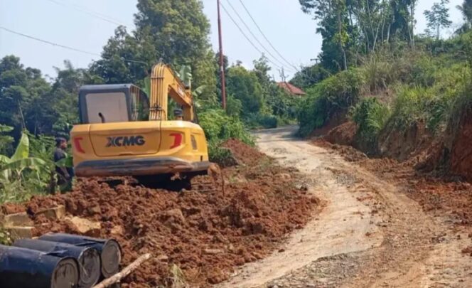 
 DINAS PU KABUPATEN SUKABUMI GELAR PENGASPALAN JALAN CIJAKSA–MATARAM JAMPANGKULON, DITARGETKAN SELESAI DALAM 75 HARI