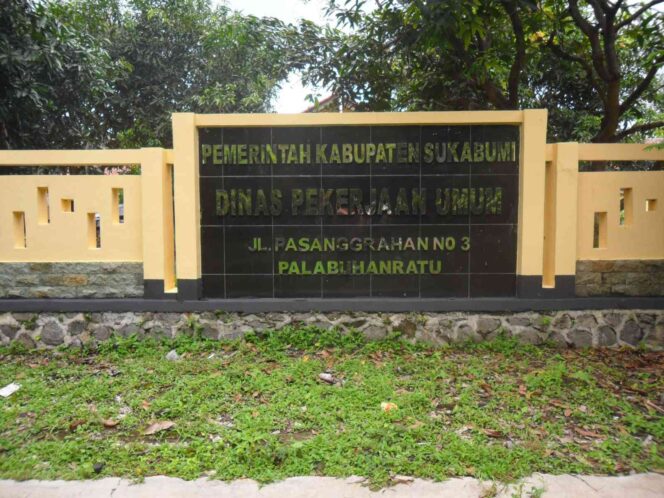 
 DINAS PU KABUPATEN SUKABUMI MULAI PENANGANAN JALAN RUSAK, KETERBATASAN ANGGARAN HANYA MAMPU MENANGANI SEKITAR 10 PERSEN DARI KEBUTUHAN