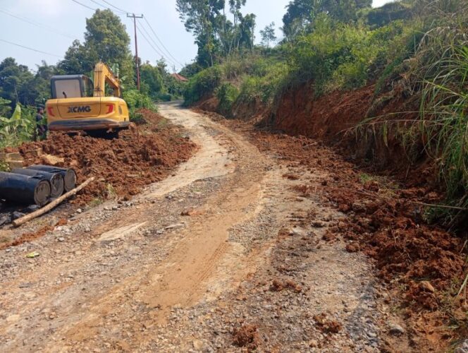 
 PEMKAB SUKABUMI RESMIKAN REKONSTRUKSI JALAN CIJAKSA–MATARAM JAMPANGKULON, DITARGETKAN SELESAI 75 HARI
