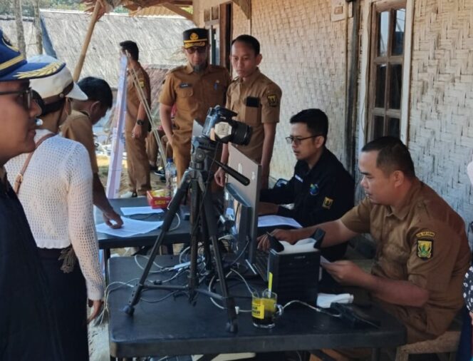 
 DISDUKCAPIL KABUPATEN SUKABUMI BERIKAN PELAYANAN ADMINDUK PRIORITAS BAGI WARGA TERDAMPAK KEBAKARAN KAMPUNG ADAT CIPTAMULYA