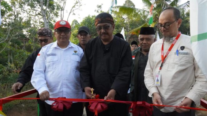 
 BUPATI SUKABUMI RESMIKAN JEMBATAN PENGHUBUNG DESA SUKAJADI–KARANGMEKAR DI CIMANGGU, WARGA SAMBUT DENGAN LUAR BIASA ANTUSIAS