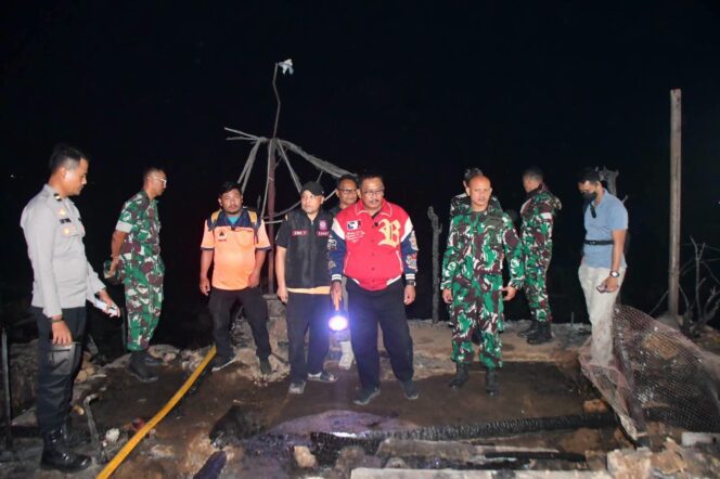 
 TINJAU LOKASI KEBAKARAN KAMPUNG ADAT CIPTAMULYA, BUPATI PERINTAHKAN PENANGANAN DARURAT SEKARANG JUGA