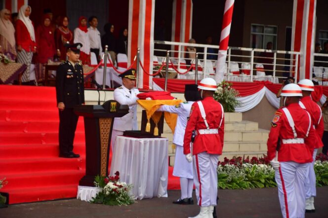 
 UPACARA PENURUNAN BENDERA: WABUP ANDREAS — SEMANGAT KEMERDEKAAN HARUS DIRAWAT MELALUI PENGABDIAN NYATA