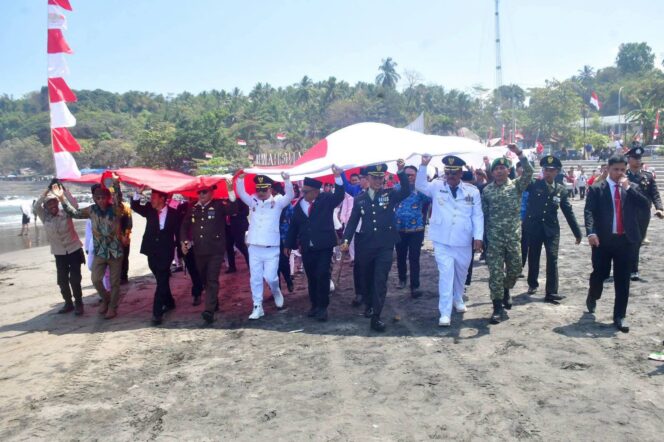 
 BENDERA MERAH PUTIH SEPANJANG 300 METER MEMBENTANG DI PANTAI KARANGHAWU, BUPATI: WUJUD SYUKUR MASYARAKAT ATAS KEMERDEKAAN