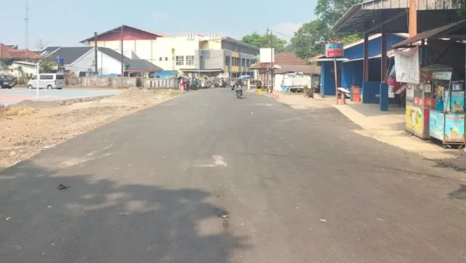 
 DINAS PU SUKABUMI LAKUKAN REKONSTRUKSI JALAN KOMPLEK GELANGGANG DI CISAAT