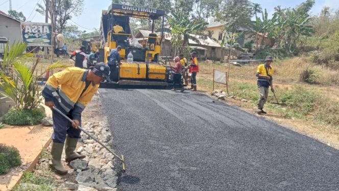 
 DINAS PU SUKABUMI PERBAIKI JALAN CIGADOG–CIMANGIR DENGAN HOTMIX SEPANJANG 625 METER