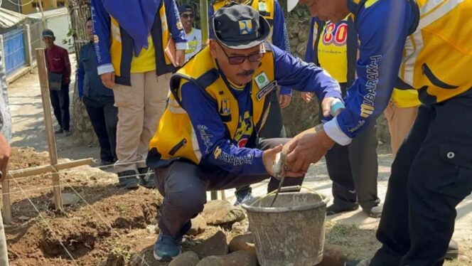 
 BAKTI PU KE-81: DINAS PU SUKABUMI BEDAH RUMAH BADRUDIN, HADIRKAN HUNIAN LEBIH LAYAK