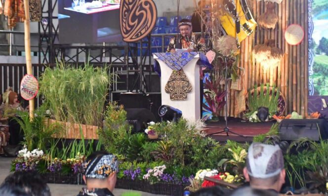 
 10 KADUS DAN 7 DESA RAIH PENGHARGAAN DI GEBYAR SIPENYU, BUPATI: PAJAK DAN RETRIBUSI PILAR PEMBANGUNAN DAERAH