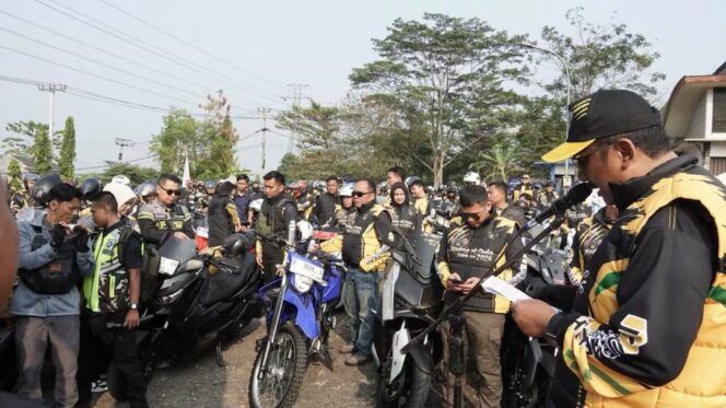 
 “NGALONGOK DULUR DI LEMBUR”: BAKTI SOSIAL DAN PELAYANAN PUBLIK MENYUSUR PEDESAAN, BUPATI: PELAYAN HARUS SELALU DEKAT DENGAN MASYARAKAT
