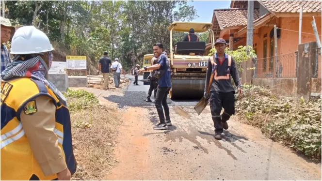 
 REKONSTRUKSI JALAN CIPAMINGKIS–CIKARANG DI CIDOLOG CAPAI 95 PERSEN, DITARGET SELESAI 80 HARI
