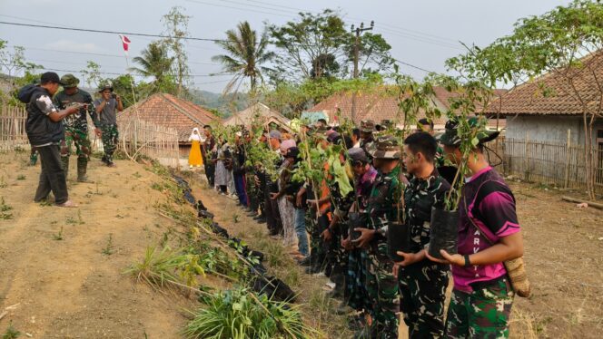 
 PERKUAT KETAHANAN PANGAN, SATGAS TMMD KE-130 TANAM SAYURAN DAN BAGIKAN BIBIT KEPADA WARGA MEKARJAYA